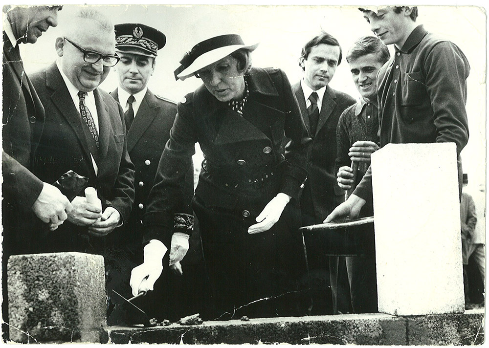 Pose de la première pierre par Madame Claude POMPIDOU en présence du Docteur SAULNIER, de Monsieur LACROIX, Sous-Préfet et de Monsieur l’Ambassadeur Alain BRIOTTET